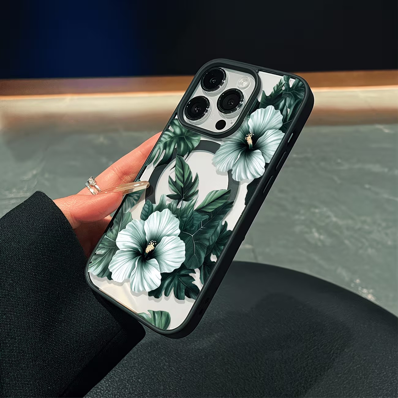 غطاء هاتف شفاف بتصميم زهور خضر - مراجعة Apple Iphone 15 وسعره