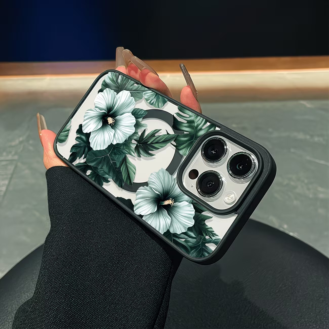 غطاء هاتف شفاف بتصميم زهور خضر - مراجعة Apple Iphone 15 وسعره